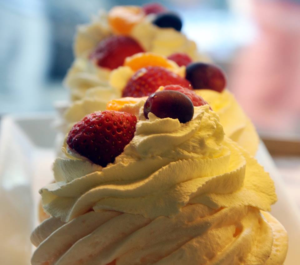 Fresh Cream & Fruit Meringue's - Image 1